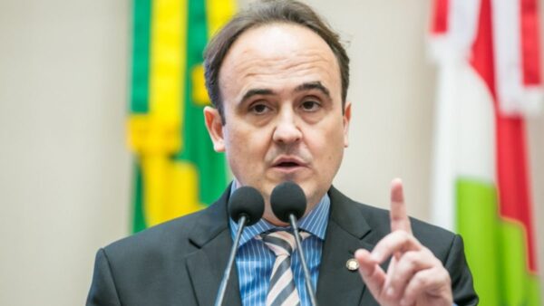 Comissão de Meio Ambiente da Alesc discute saneamento com representante de Balneário Camboriú