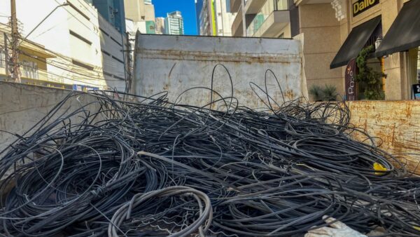 Em 6 meses, força-tarefa da Cosip já retirou mais de 21 toneladas de fios em Balneário Camboriú