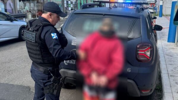 Homem em liberdade temporária invade salão e agride mulher em Balneário Camboriú