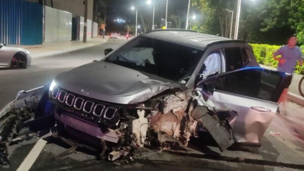 Motorista perde controle e bate carro em poste na Avenida Normando Tedesco