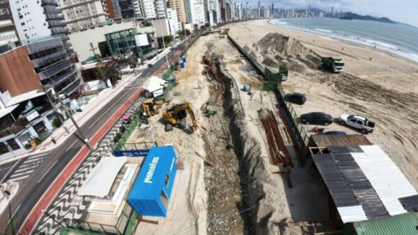Obras na orla da Praia Central de BC avançam com novo muro de proteção