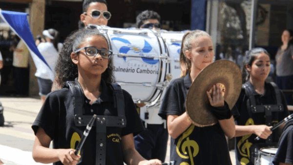 Balneário Camboriú realiza desfiles de 7 de Setembro no Centro e no Bairro da Barra