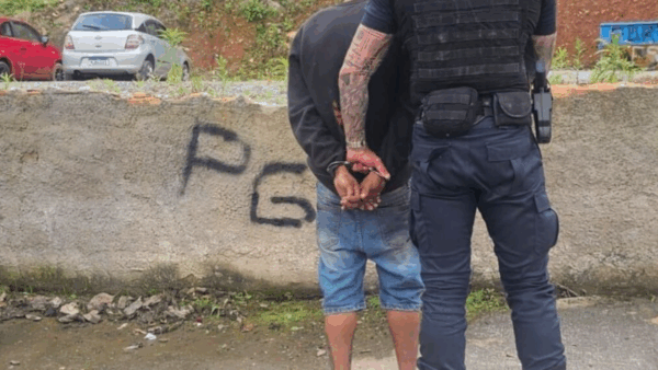 Homem é detido após pichar símbolos de facção em Balneário Camboriú