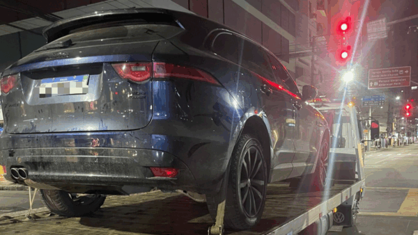 SUV de luxo com dívida de R$ 5 mil é guinchado em Balneário Camboriú