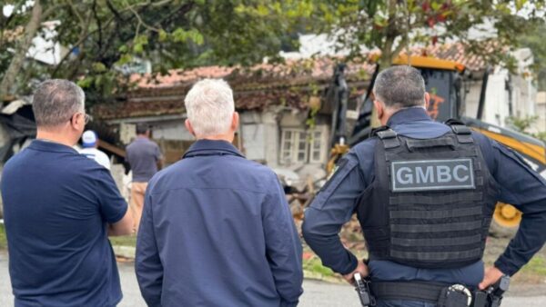 Casa abandonada utilizada para crimes é demolida em Balneário Camboriú