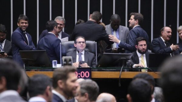 Isenção do IR para quem ganha até R$ 5 mil é aprovada na Câmara dos Deputados
