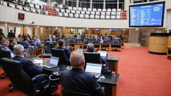 Alesc aprova projetos sobre limites municipais, tecnologia e nova vara em Pinhalzinho