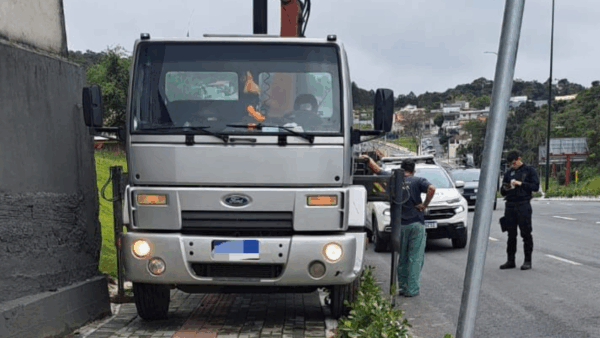 Caminhão é apreendido por estacionar sobre calçada e danificar passeio em Balneário Camboriú