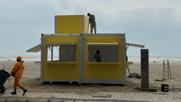 Quiosques provisórios são instalados na Praia Central de Balneário Camboriú