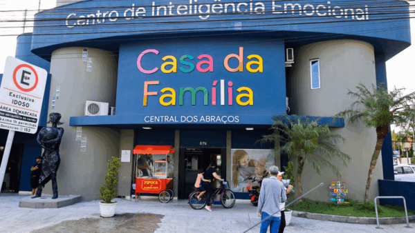 Oficina gratuita de teatro em Balneário Camboriú tem vagas abertas