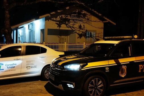 Expulso de casa em Itapema, menino de 8 anos caminha 10 km até ser encontrado na BR‑101