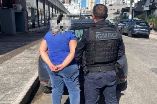 Mulher é presa após furtar pacotes de linguiça em Balneário Camboriú