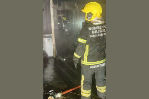 Homem incendeia veículos após briga e uso de drogas em Camboriú