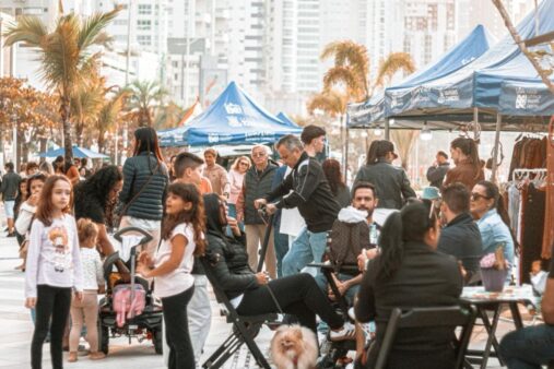 Feira da Orla anima Balneário Camboriú com oito horas de música ao vivo nesta quarta