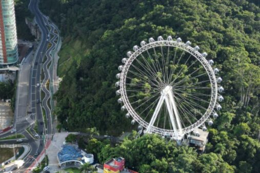 Roda-gigante de Balneário Camboriú celebra 5 anos com show de Vitor Kley