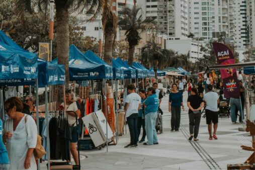 Feira da Orla é prorrogada e segue até o fim da temporada de verão em BC