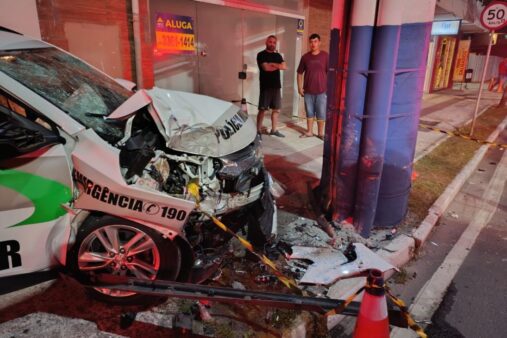 Viatura da PM bate em poste e deixa policiais feridos na Avenida do Estado