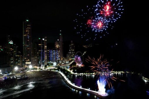 Teste de fogos antecipa espetáculo do Réveillon em Balneário Camboriú