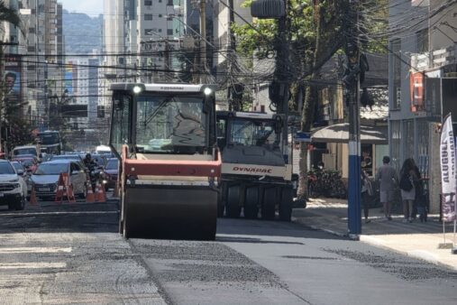 Trecho da Avenida Brasil é recapeado após obras de esgoto em BC