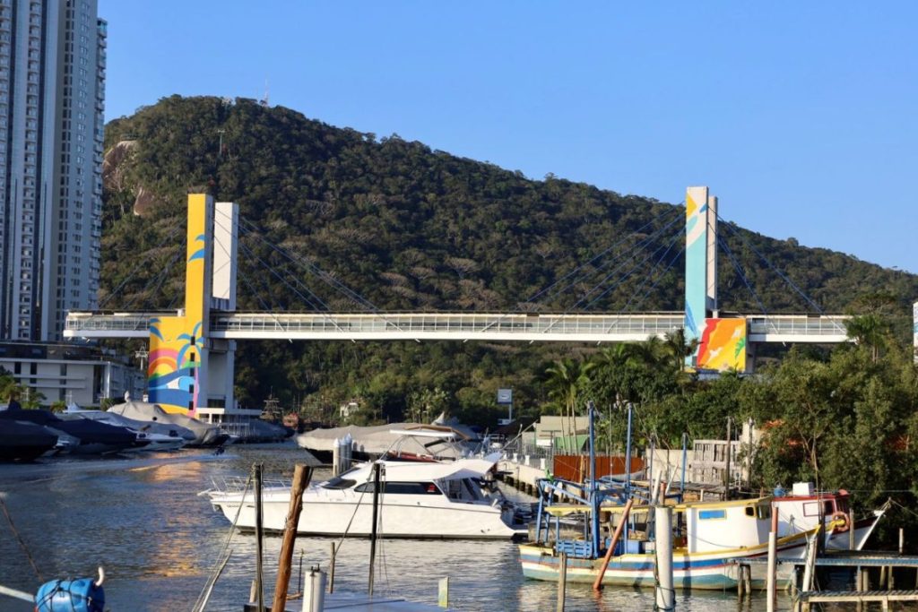 Elevador da Passarela da Barra passa por reparo em Balneário Camboriú