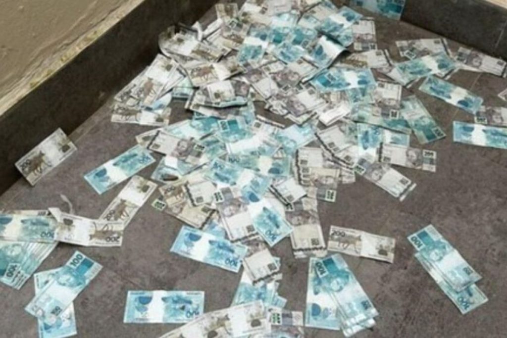 Polícia Federal cumpre mandado em BC e suspeito arremessa mala com dinheiro pela janela