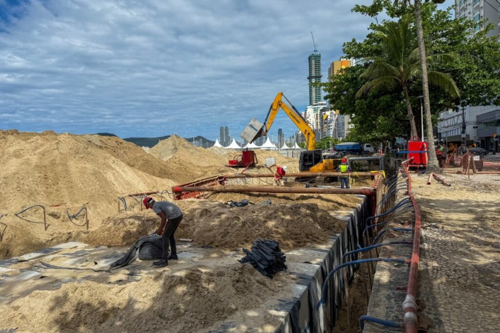 Obra de macrodrenagem avança na Avenida Atlântica em BC