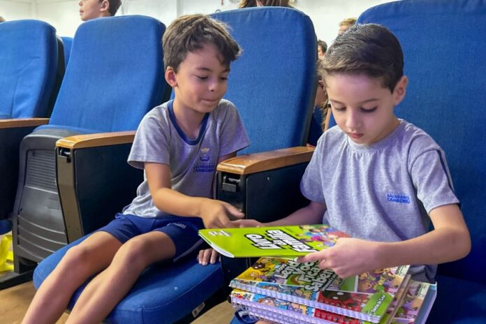 Balneário Camboriú entrega livros didáticos e instrumentos musicais às escolas