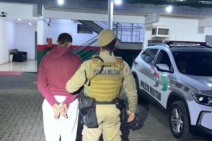 PM prende homem por tráfico, captura foragidos e recupera Hilux furtada em BC
