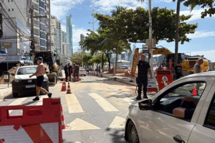 Obra de macrodrenagem altera trânsito na Avenida Atlântica nesta segunda em Balneário Camboriú