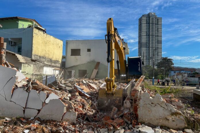 Obras da Avenida Prefeito Meirinho avançam após demolição de imóvel