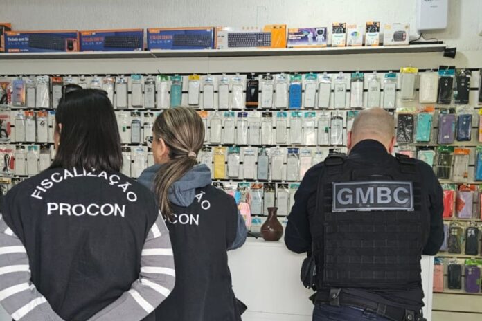 Balneário Camboriú fiscaliza lojas de celulares usados para combater receptação