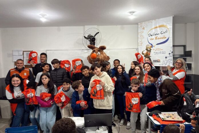 Defesa Civil entrega kits educativos para alunos em Balneário Camboriú