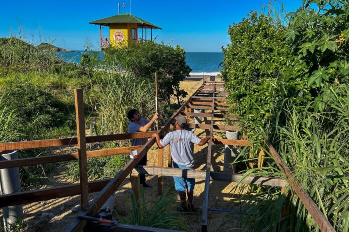 Balneário Camboriú avança na reconstrução do deck da Praia do Estaleiro