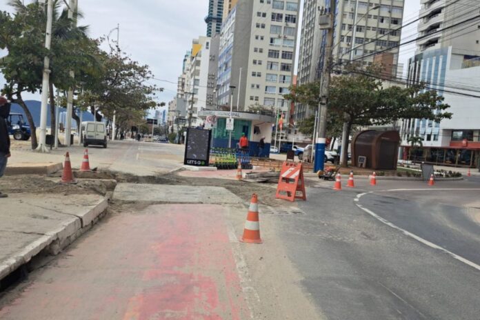Motoristas enfrentam meia pista na Avenida Atlântica em BC até sexta