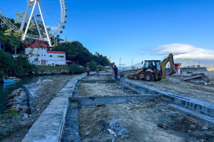 Acesso ao molhe do Pontal Norte começa a ser reconstruído em Balneário Camboriú