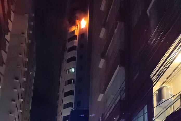 Incêndio em apartamento no 15º andar mobiliza bombeiros na Avenida Atlântica em BC