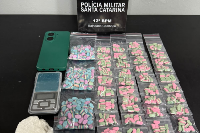 Homem é preso com 823 comprimidos de ecstasy e cocaína em Camboriú