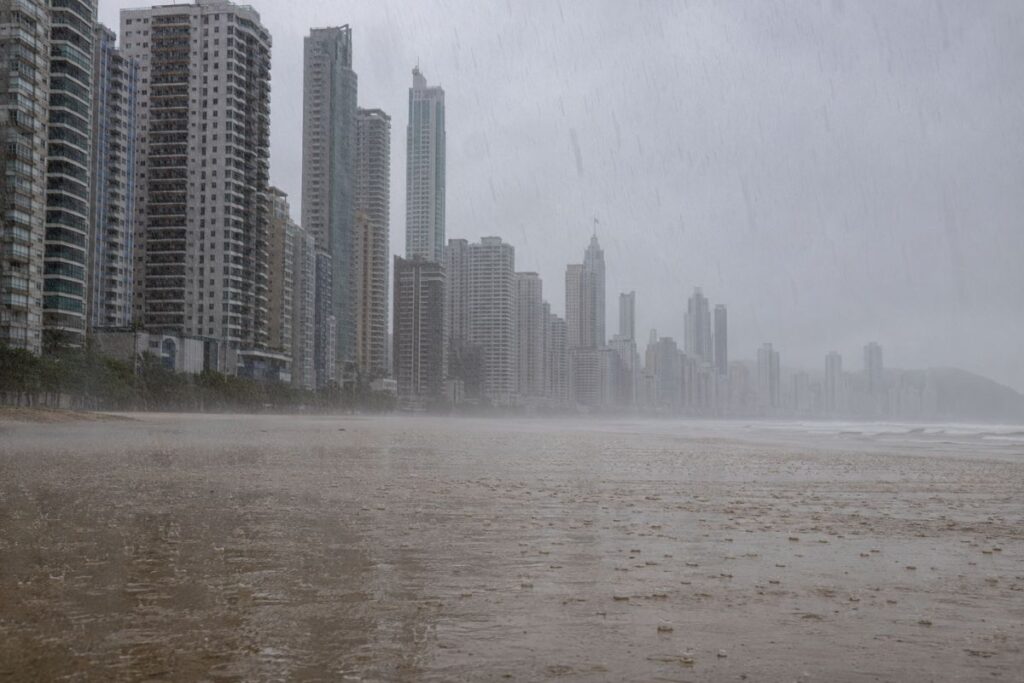 Defesa Civil alerta para temporais nesta quarta em Balneário Camboriú
