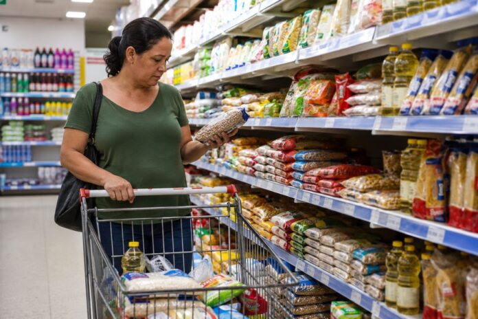 Cesta básica em BC pode consumir 25% do salário mínimo e exigir 55 horas de trabalho