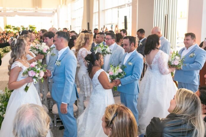Casamento coletivo reúne 62 casais nos 62 anos de Balneário Camboriú