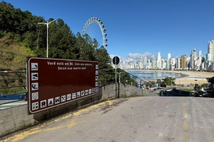 Balneário Camboriú ganha placa exclusiva para colagem de adesivos de turistas