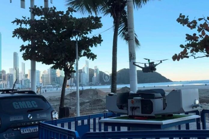 Drone automatizado começa a ser testado na orla de Balneário Camboriú