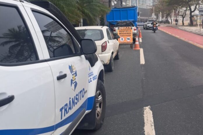 Avenida Atlântica fica em meia pista para obras de gás natural em BC