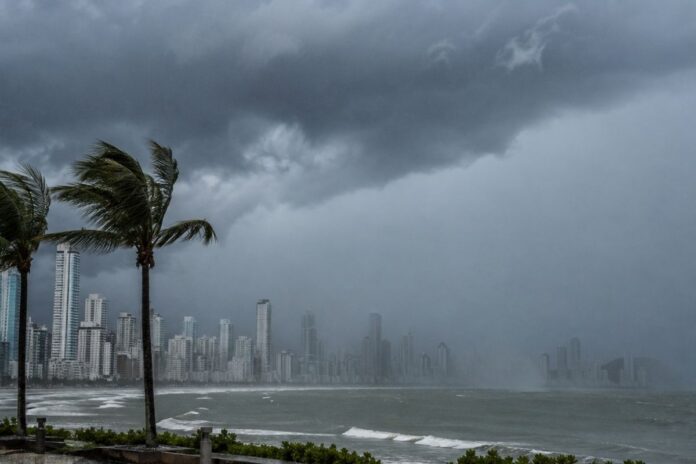 Balneário Camboriú tem alerta de temporais e chuva intensa até terça-feira