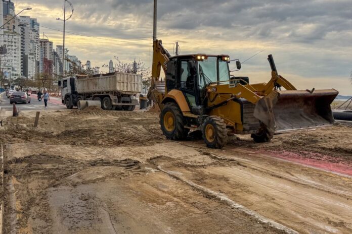 Avenida Atlântica tem trânsito liberado após conclusão de obras da nova orla