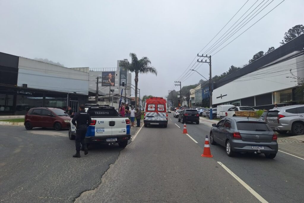 Acidente entre carro e moto na Avenida do Estado em BC