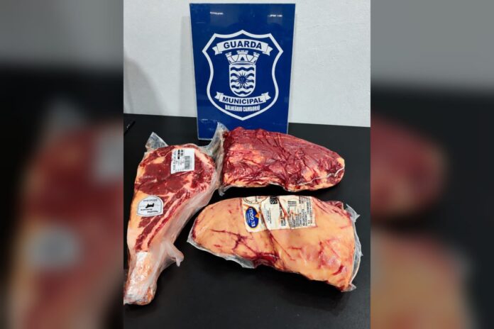 Açougueiro é preso furtando carne em supermercado de BC