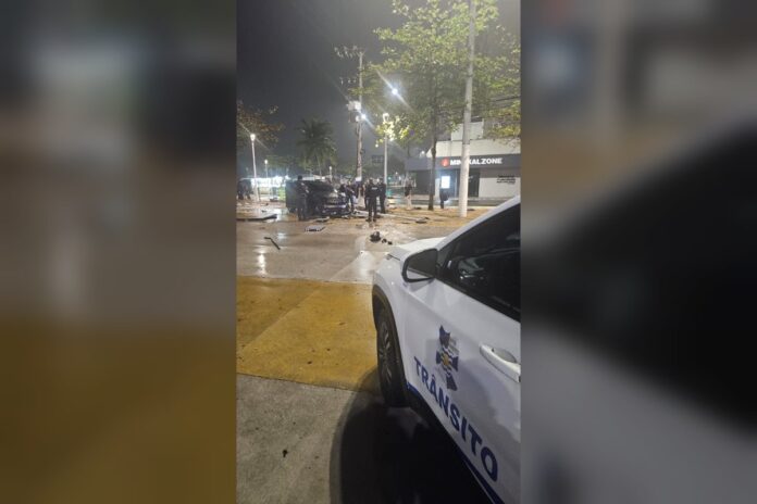 Agentes de BC atuam em acidente com Jeep Compass na Avenida Atlântica