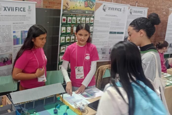 Alunos do CAIC apresentam sete projetos na Feira de Iniciação Científica do IFC