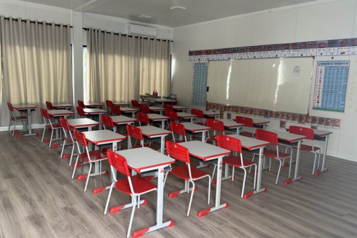 Cem Nova Esperança recebe salas modulares e pintura externa em ato cívico